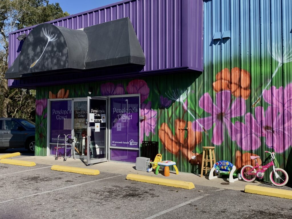 Bamabuzz, Mobile Penelope'S Closet Entrance Mural.