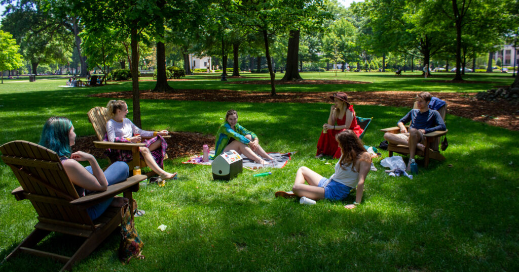 Bamabuzz, Education, Fun, Uncategorized Sunday Afternoon On The Quad At The University Of Alabama. Photo By Libby Foster For The Bama Buzz.