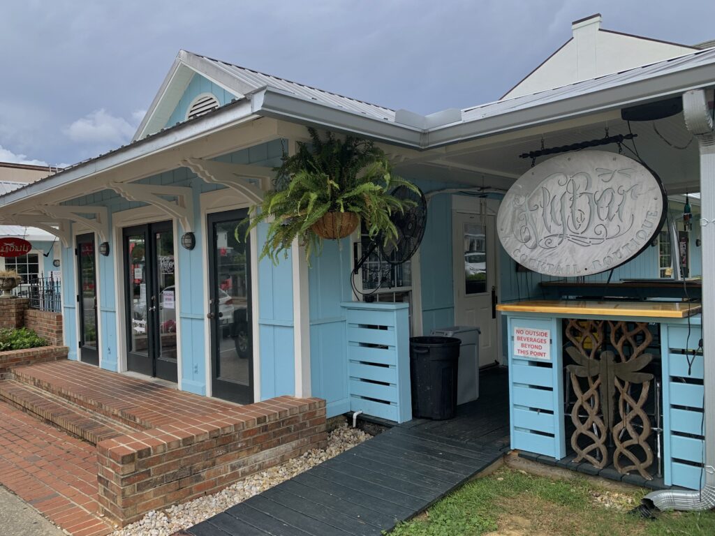 Iconic Fairhope bar flies out of downtown to new location Iconic Fairhope bar flies out of downtown to new location