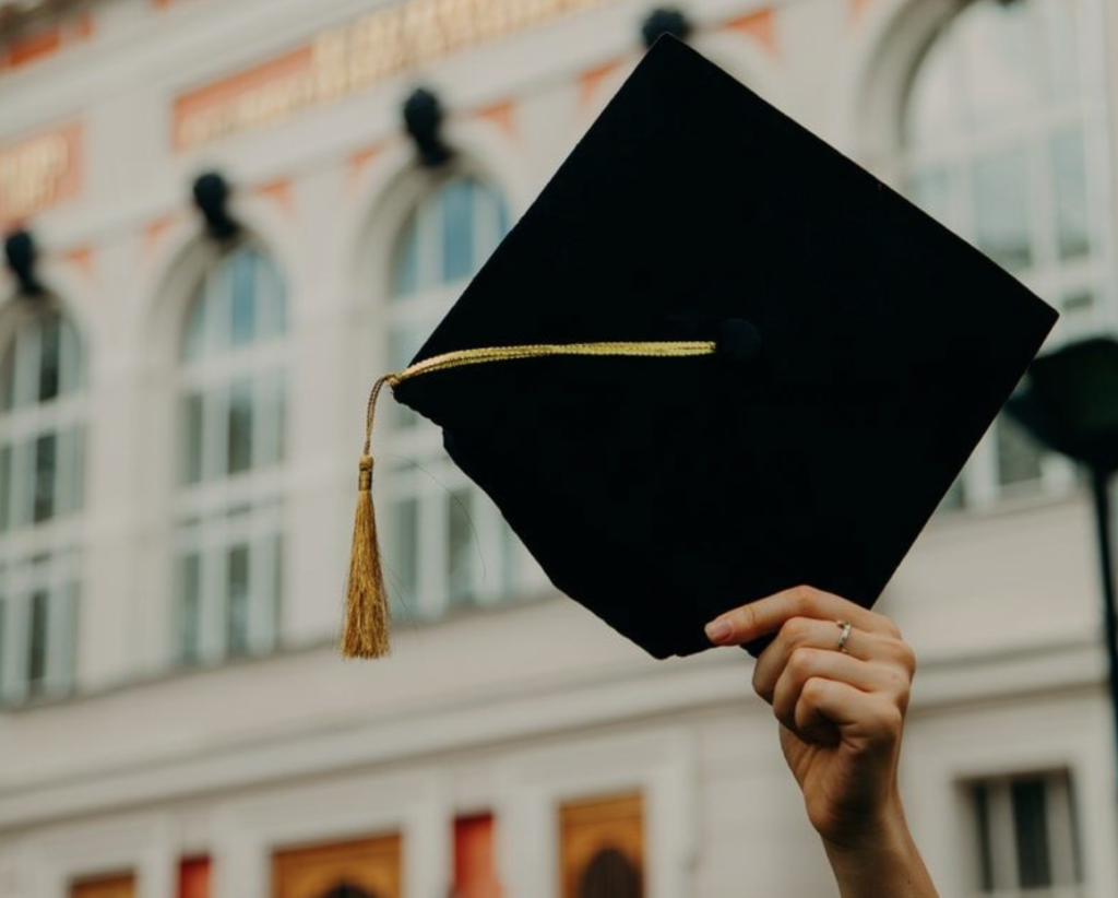Give a round of applause to the talented 2022 graduates from our team
