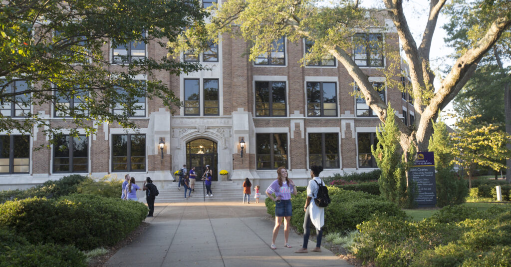 UNA breaks enrollment record topping 9500, an increase of 12% since Fall 2021