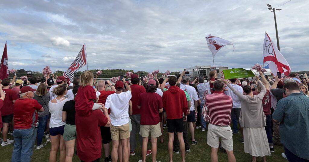 Alabama fans welcome Final Four team back to Tuscaloosa Alabama fans welcome Final Four team back to Tuscaloosa
