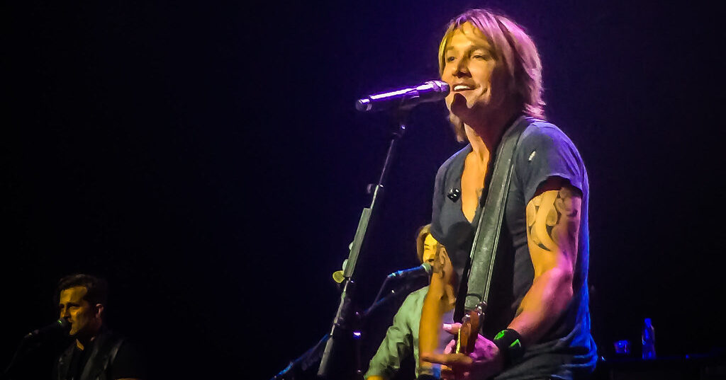 Keith Urban plays surprise show at Athens Buc-ee’s Keith Urban plays surprise show at Athens Buc-ee’s