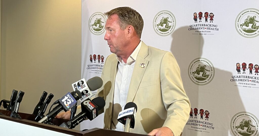 Auburn coach Hugh Freeze diagnosed with early form of prostate cancer