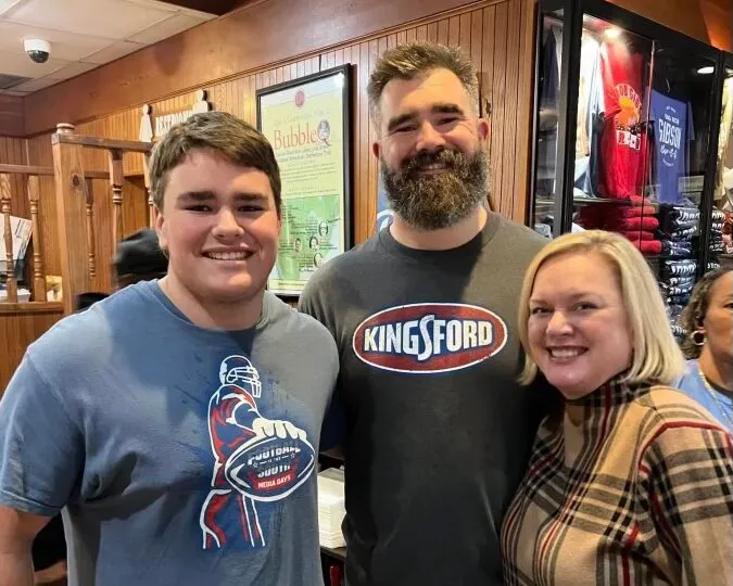 Jason Kelce makes surprise stop in Alabama