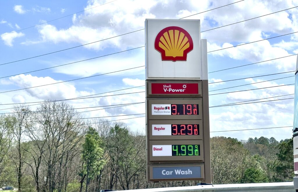 Alabama’s average gas price drops 40 cents in a month Alabama’s average gas price drops 40 cents in a month