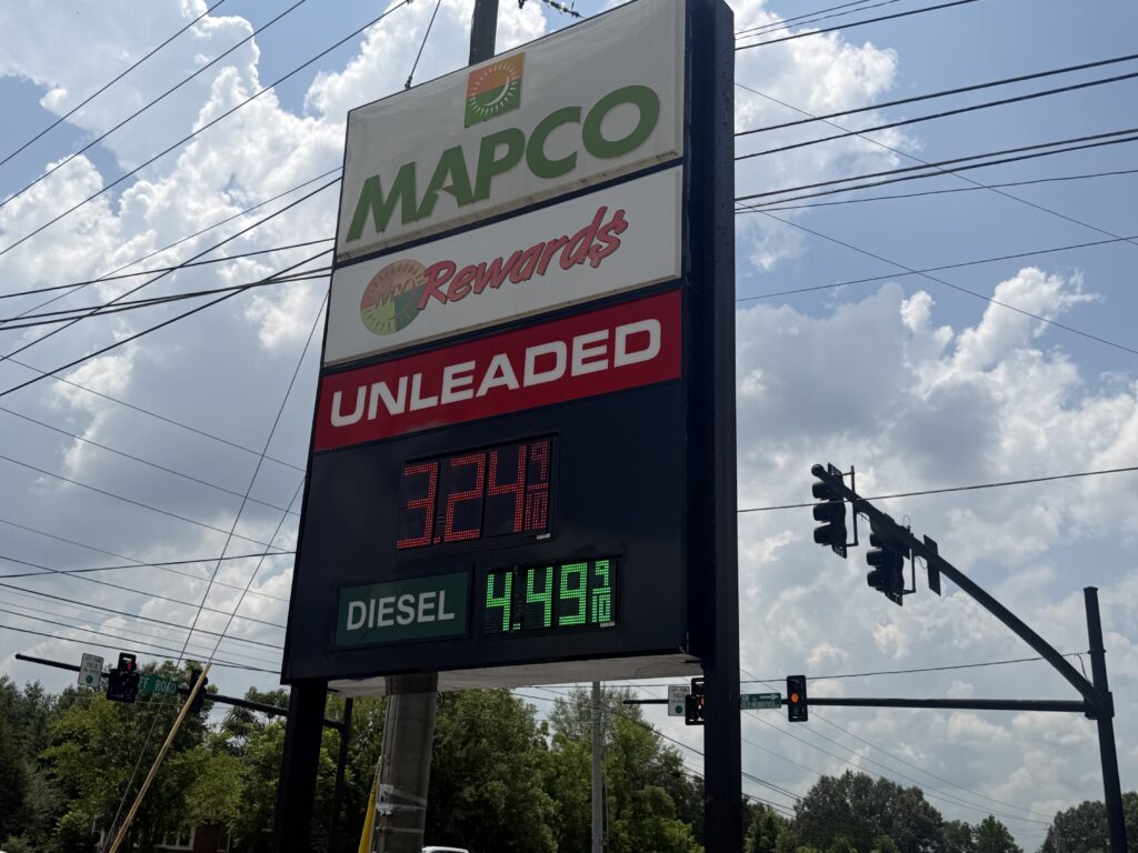 Gas prices continue to drop ahead of Fourth of July weekend Gas prices continue to drop ahead of Fourth of July weekend